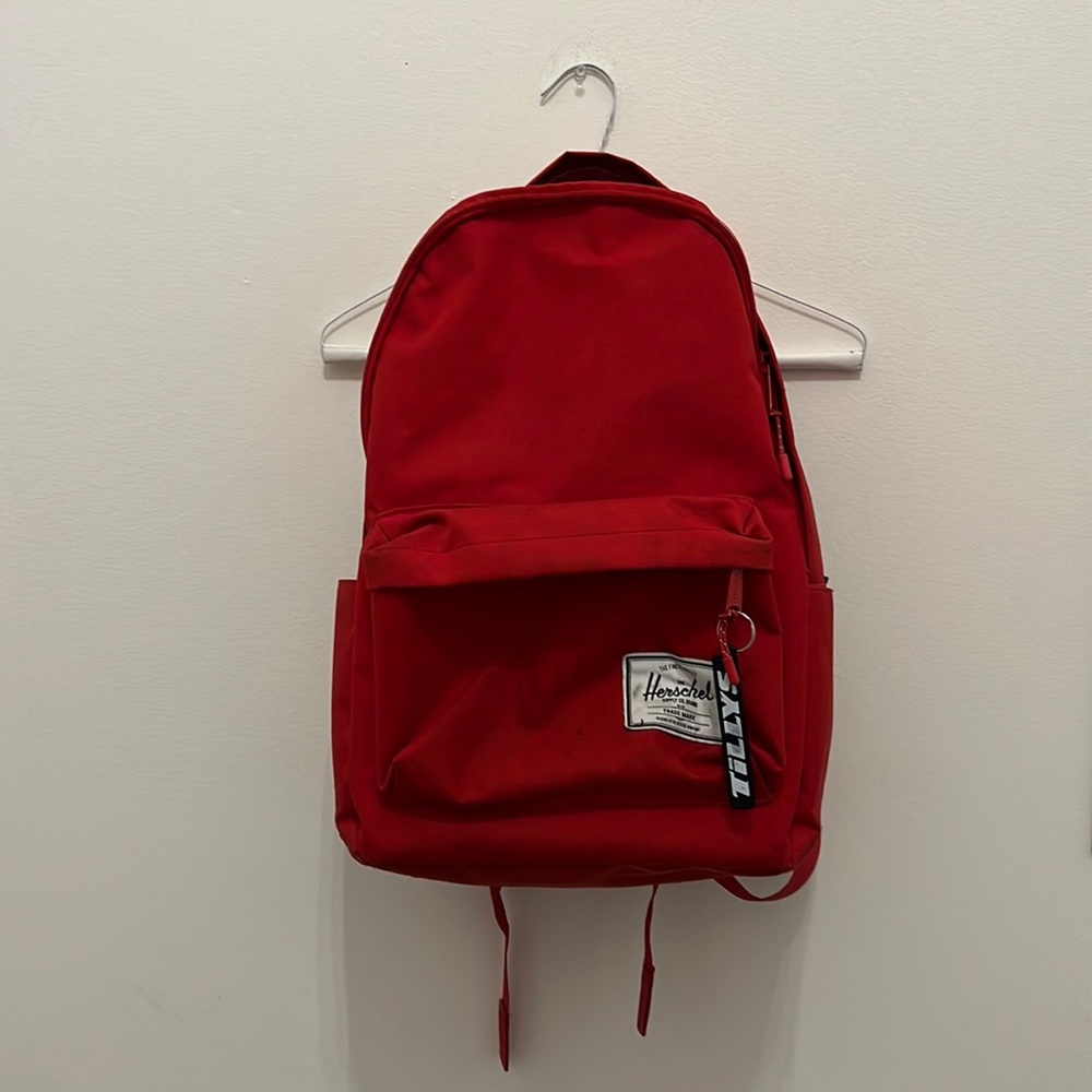 𝘩𝘦𝘳𝘴𝘤𝘩𝘦𝘭 𝘳𝘦𝘥 𝘣𝘢𝘤𝘬𝘱𝘢𝘤𝘬